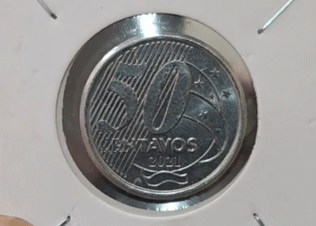 Moeda de 50 centavos do Brasil, ano 2021, em ótimo estado de conservação (flor de cunho), sendo inspecionada para identificar possíveis erros que a tornam uma moeda rara e valiosa para colecionadores.