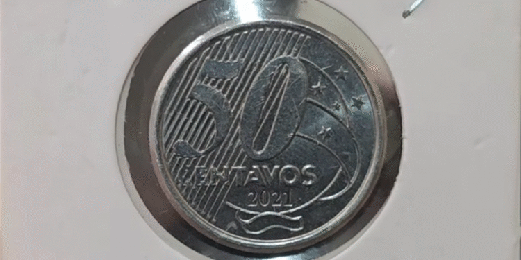 Moeda de 50 centavos do Brasil, ano 2021, em ótimo estado de conservação (flor de cunho), sendo inspecionada para identificar possíveis erros que a tornam uma moeda rara e valiosa para colecionadores.