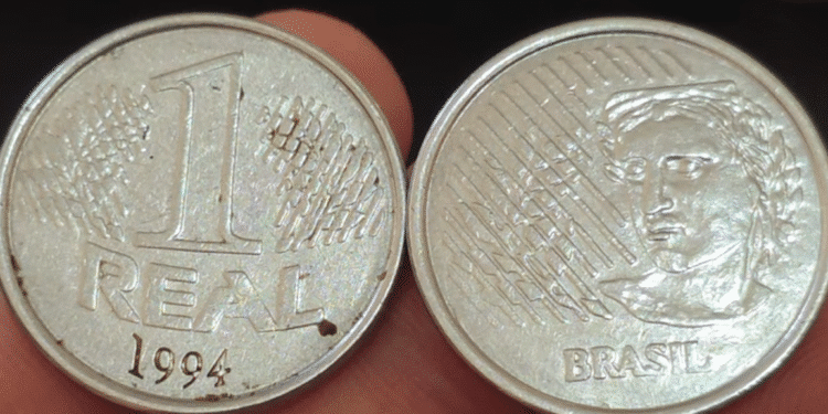 Comparação entre a moeda de 1 Real de 1994 comum e a versão com erro de cunhagem invertida (Numismática)