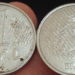 Comparação entre a moeda de 1 Real de 1994 comum e a versão com erro de cunhagem invertida (Numismática)