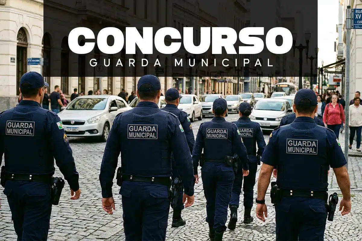 Concurso da Guarda Municipal Grupo de guardas municipais uniformizados caminhando em rua de paralelepípedo na cidade.