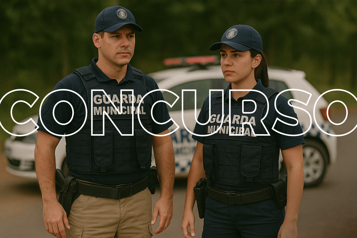 Dois guardas municipais uniformizados em frente a viatura pronta para atuação.