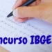 Pessoa marcando respostas em cartão de prova de concurso público, representando o cronograma atualizado do concurso do IBGE.