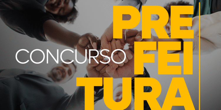 Grupo de pessoas fazendo união de mãos em círculo representando trabalho em equipe para concurso de prefeitura