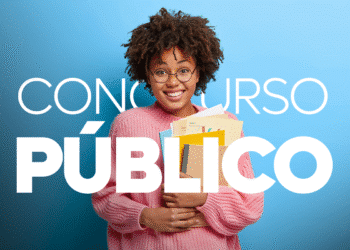Jovem mulher negra sorridente segurando livros e apostilas, com texto "Concurso Público".