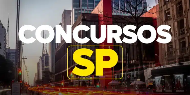 Letreiro com texto concursos SP em primeiro plano e avenida movimentada de São Paulo ao fundo