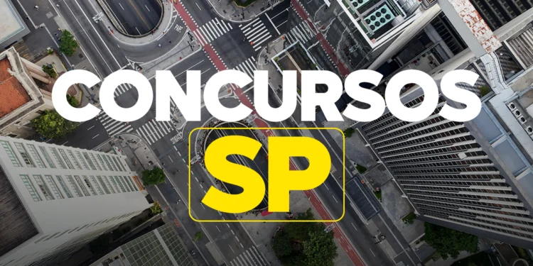 Vista aérea do cruzamento de ruas em São Paulo com texto "Concursos SP" em destaque.