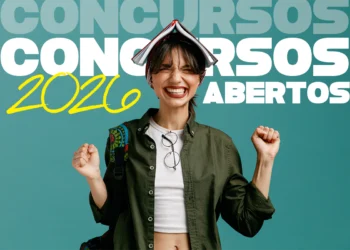 Jovem animada com livro aberto na cabeça celebrando concursos abertos 2026