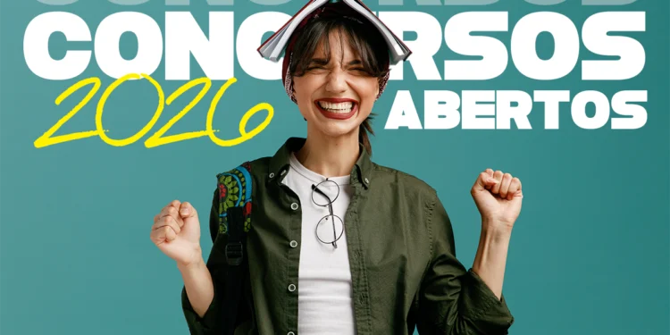 Jovem animada com livro aberto na cabeça celebrando concursos abertos 2026