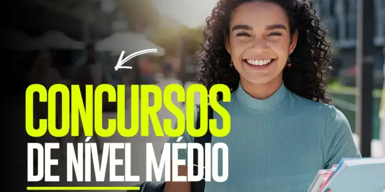 Jovem sorridente segurando livros, ilustrando uma chamada para concurso de nível médio com inscrições abertas.