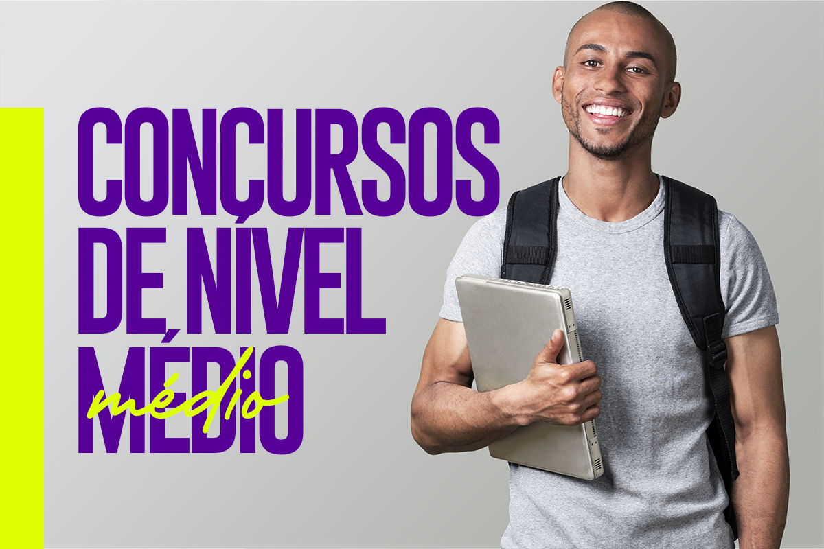 Concursos nível médio Homem jovem sorridente com mochila segurando notebook e vestido com camiseta cinza em estúdio.