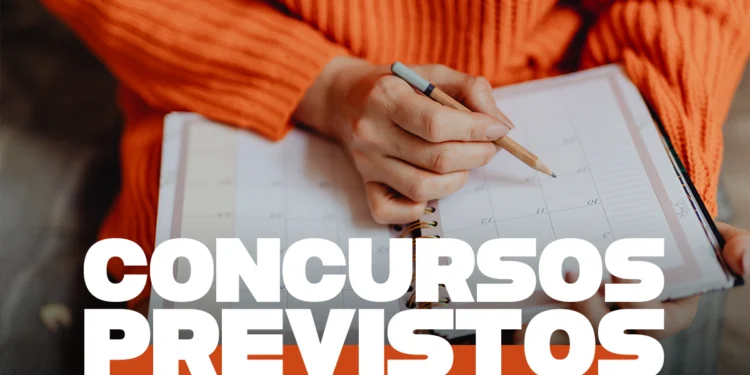 Pessoa segurando calendário de bolso com camiseta laranja e anotando datas importantes