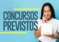 Mulher jovem segurando calendário com texto concursos previstos em fundo azul claro