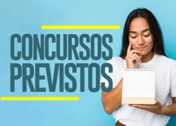 Mulher jovem segurando calendário com texto concursos previstos em fundo azul claro