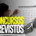 Mulher pendurando calendário na parede com texto destacado concursos previstos em amarelo e branco