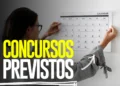 Pessoa fixando um calendário na parede com o texto Concursos Previstos em destaque