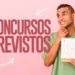 Homem jovem segurando calendário com datas marcadas e texto grande concursos previstos sobre fundo rosa