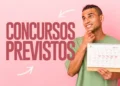 Jovem segurando calendário com datas marcadas e texto "Concursos previstos" em fundo rosa