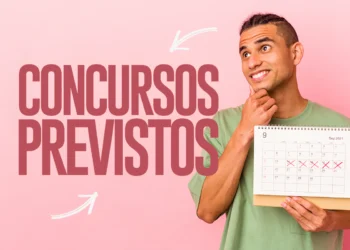 Homem jovem com expressão de dúvida olha para cima, segurando um calendário com datas marcadas em 'X', ao lado do texto grande em vermelho "CONCURSOS PREVISTOS" sobre um fundo rosa.