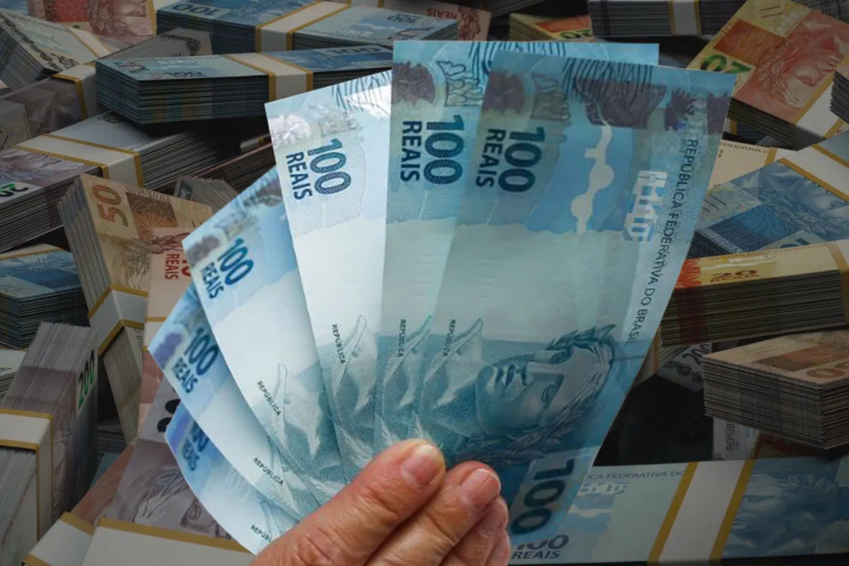 Antecipação da segunda parcela do 13º salário em 2025 Pagamento antecipado da segunda parcela do décimo terceiro salário em 2025 com notas de 100 reais.