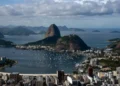 Vista panorâmica da Baía da Guanabara com o Pão de Açúcar e várias embarcações no mar do Rio de Janeiro.