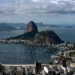 Vista panorâmica da Baía da Guanabara com o Pão de Açúcar e várias embarcações no mar do Rio de Janeiro.