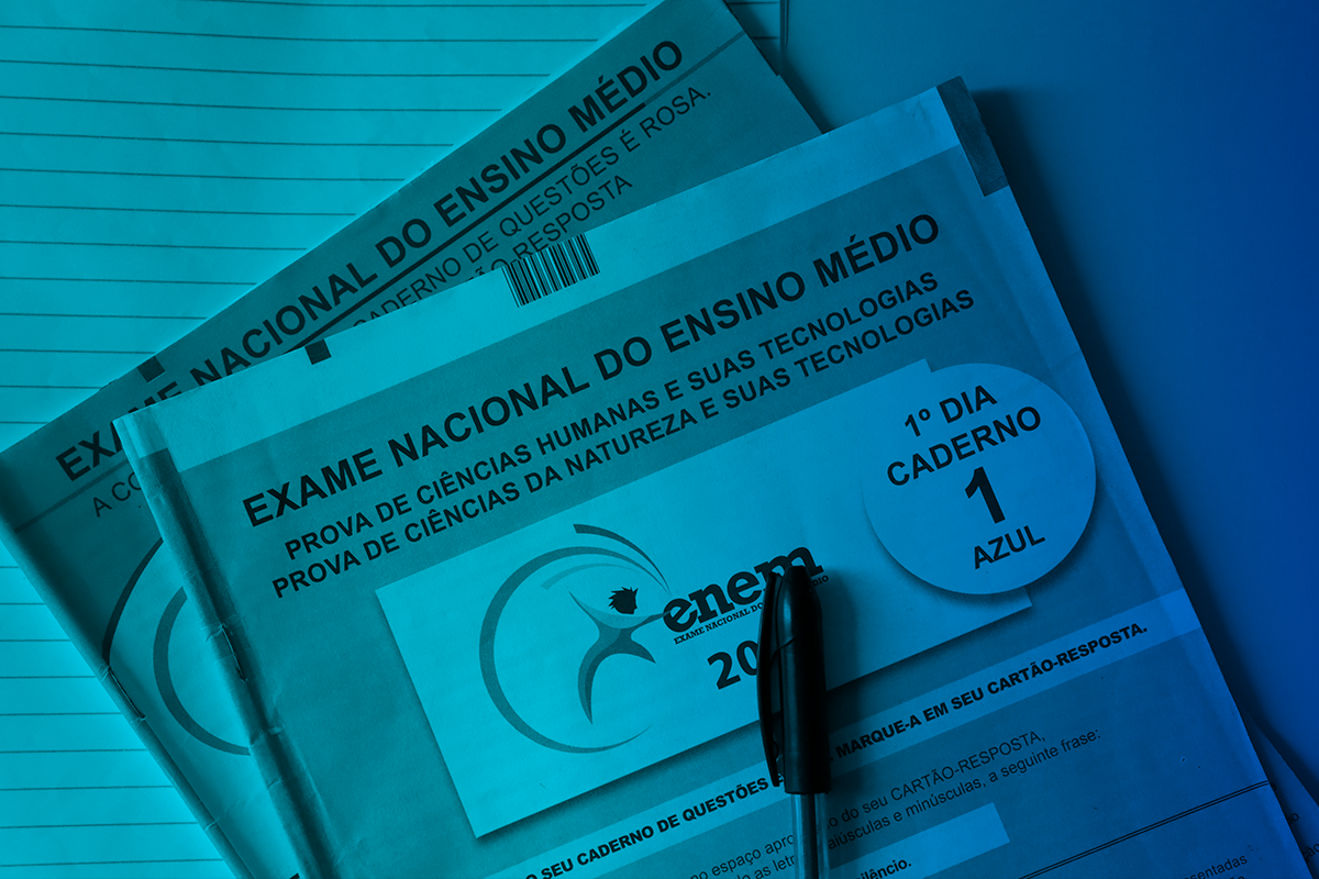 Nota do Enem 2025. Cadernos de questões do Enem 2025 sobre uma mesa de estudos, com caderno azul e caneta, simbolizando a preparação para o exame.
