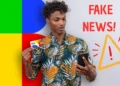 Homem surpreso ao ver mensagem de fake news sobre Bolsa Família enquanto segura celular e cartão do programa.