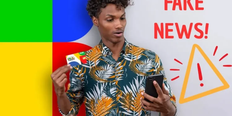 Homem surpreso ao ver mensagem de fake news sobre Bolsa Família enquanto segura celular e cartão do programa.