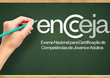 Quadro verde escolar com logo do Encceja e texto Exame Nacional para Certificação de Competências de Jovens e Adultos.