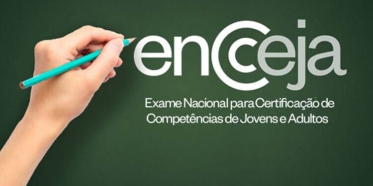 Quadro verde escolar com logo do Encceja e texto Exame Nacional para Certificação de Competências de Jovens e Adultos.