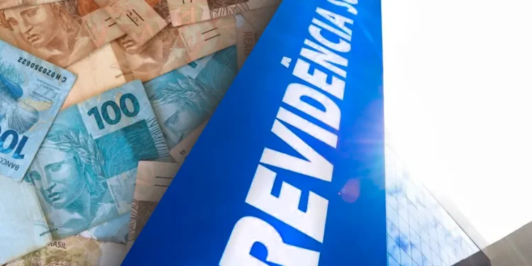 Dinheiro em reais e logo do INSS, representando o pagamento de aposentadoria e benefícios sociais.