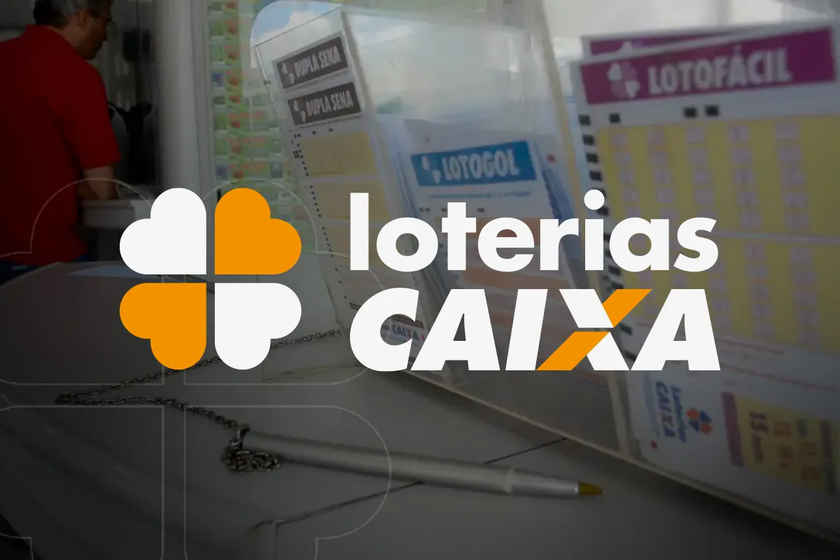 Cartelas de jogos da loteria Caixa expostas em balcão de aposta com pessoa ao fundo.
