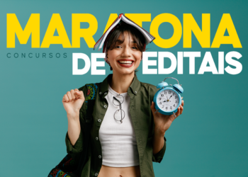 Jovem sorridente com livro na cabeça segurando relógio azul em fundo verde para maratona de editais.
