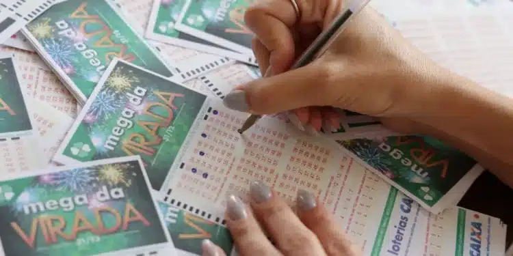 Aposta na Mega da Virada com cupons da loteria em destaque, simbolizando a busca pela sorte e os números da sorte para o Ano Novo.