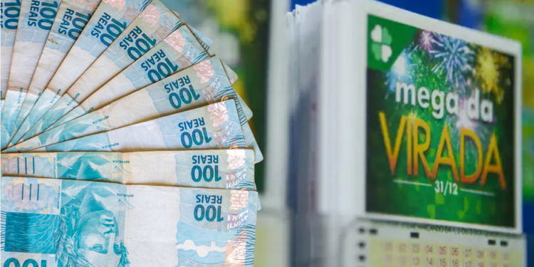 Diversas cédulas de 100 reais em leque ao lado de um quadro Mega da Virada com fogos de artifício.