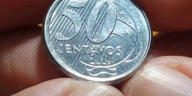 Moeda de 50 centavos rara de 2019 com a letra A. Exibe o ano e a inscrição '50 CENTAVOS', destacando a característica valiosa para colecionadores de numismática.