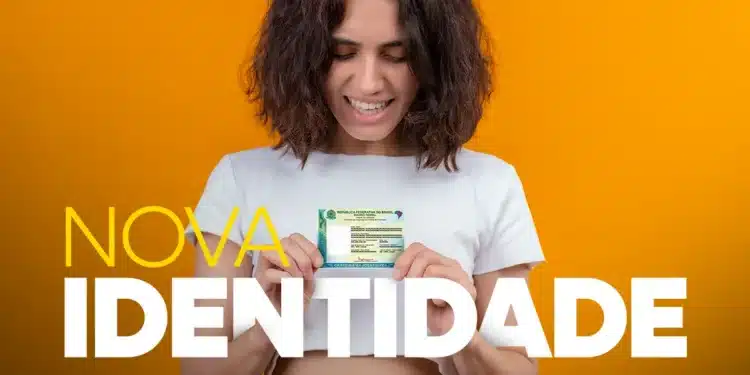 Pessoa segurando o novo modelo de carteira de identidade em frente a fundo laranja.