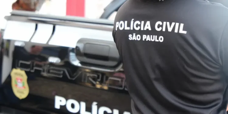 Policial da Polícia Civil de São Paulo ao lado de viatura representando o processo de nomeação dos aprovados no concurso.
