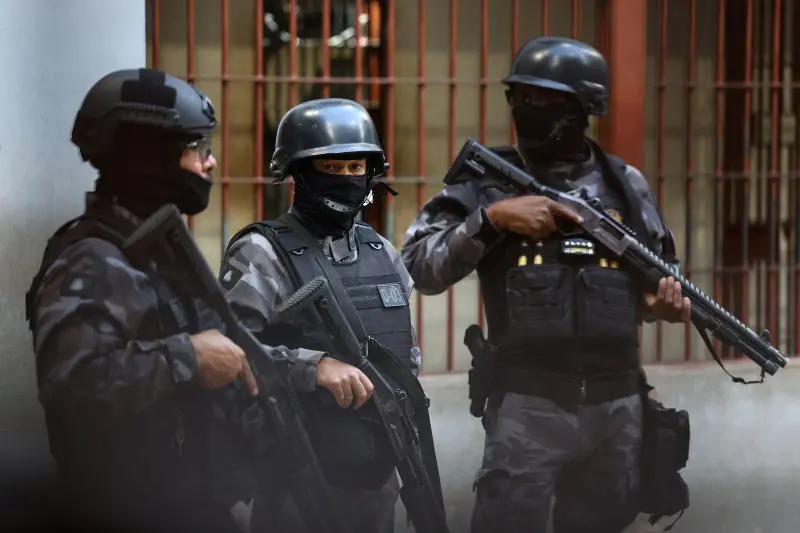 Polícia Penal MG Policiais em ação durante operação de segurança, ilustrando a atuação das forças policiais no concurso SEJUSP.