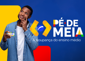 Estudante segurando cartão do programa Pé-de-Meia com destaque para calendário de pagamento do benefício