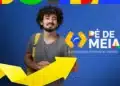 Estudante com mochila ao lado da marca Pé-de-Meia, programa de poupança para alunos do ensino médio.