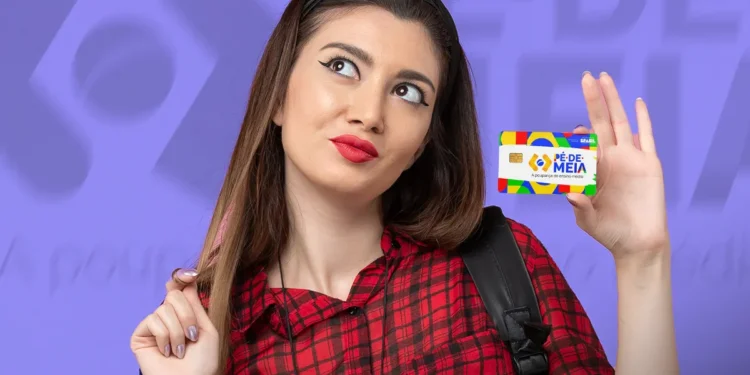 Imagem de uma jovem segurando o cartão de pagamento do Pé-de-Meia, com fundo roxo e o logotipo do programa, destacando a última rodada de pagamentos de dezembro de 2025.