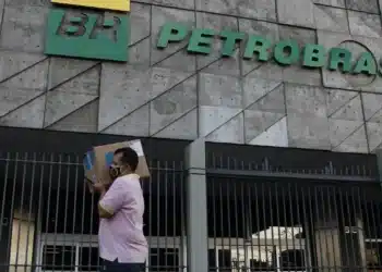 Fachada da Petrobras ilustrando matéria sobre a prorrogação do concurso e o aumento das chances de convocação de candidatos.
