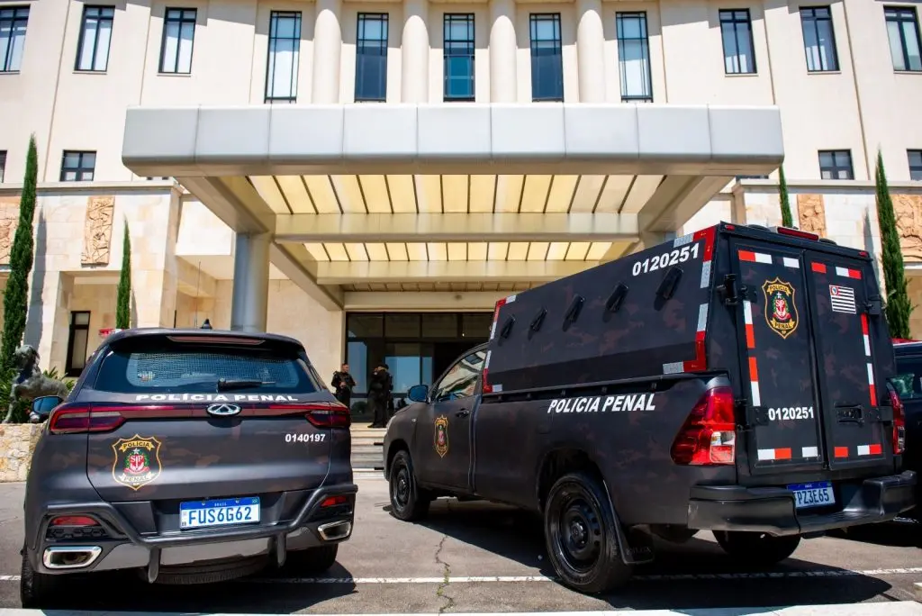 Polícia Penal de SP Viaturas da Polícia Penal de São Paulo estacionadas em frente a um prédio oficial.