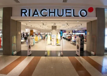 Loja da Riachuelo no shopping, com diversas roupas expostas e promoções visíveis.