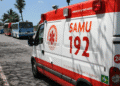 Ambulância do SAMU estacionada em via urbana.