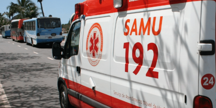 Ambulância do SAMU estacionada em via urbana.