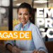 Profissional sorridente em ambiente corporativo com destaque para texto vagas de emprego.