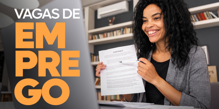 Mulher sorridente segura contrato em reunião online em escritório moderno com prateleiras de livros